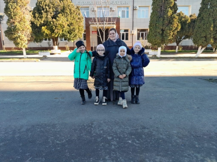 В соответствии с планом работы психолога с учащимися 2 «Г» класса была проведена обзорная экскурсия по городу, Главные достопримечательности Дом культура, национальная библиотека, администрация города, парк..