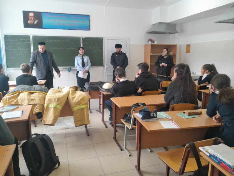 С целью профилактики правонарушений и преступлений среди несовершеннолетних в ГБОУ "СОШ/2 г. Сунжа " состоялись профилактические беседы обучающихся с инспектором ПДН. Данные встречи с подростками в школе и проведение плановых профилактических бесед являют.