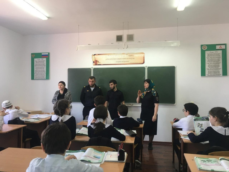 В нашей школе состоялась профилактическая беседа обучающихся с старшим Инспектор ПДН, отдела МОВД России Сунженский Амриева З.Р. ,инспектор ПДН Албаков А.А., инспектор ПДН Чаниев М.У . Данная встреча с подростками проведение плановых профилактических бес.