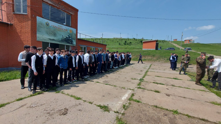 а базе нашей школы проходили пятидневные учебные сборы среди учащихся юношей 10 классов (допризывная молодежь). В данное мероприятие были вовлечены все учащиеся юноши 10 классов четырех школ г. Сунжа..