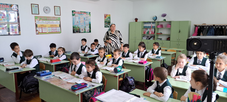 Сегодня героиней рубрики, «Почетный работник общего образования РФ» стала учитель начальных классов средней школы №2 г.  Костоева Мадина Юнусовна.